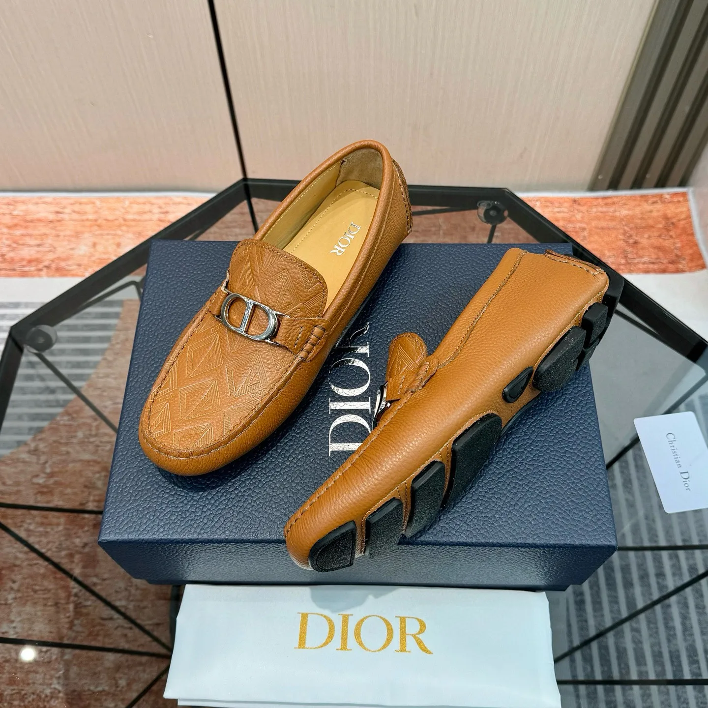 Men's shoes: 580💰 (Niu Li) (Dior Doudou shoes) Exclusive new model Official website new model The upper is made of high-quality imported calf, the color is delicate, and the flowing luxurious texture is tailor-made for exquisite men, creating a noble aura. Delicate and smooth lines. Cowhide lining. Size: 38-44, 45 customized. Outdoor driving shoes for experienced drivers🚗